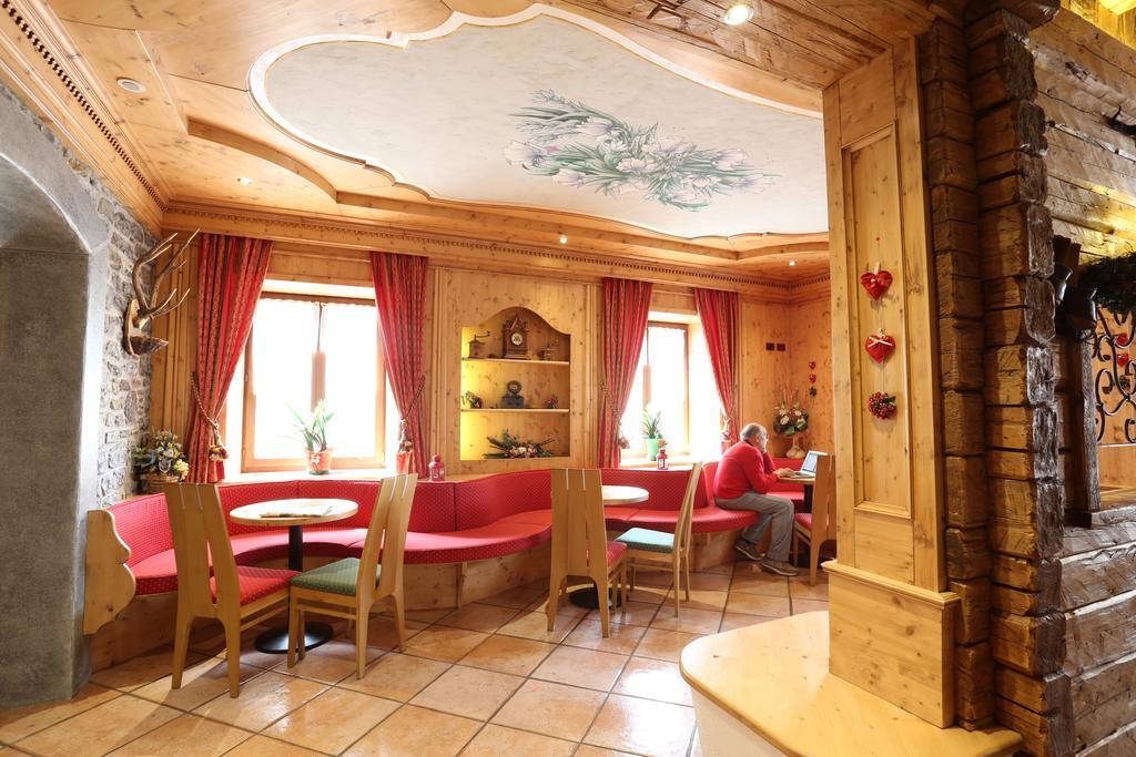 Albergo Centrale Форни-ди-Сопра Экстерьер фото