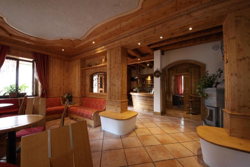 Albergo Centrale Форни-ди-Сопра Экстерьер фото